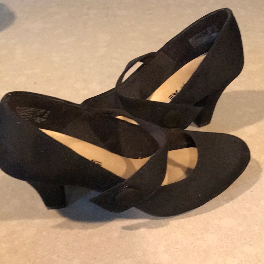 Black heels wither strap